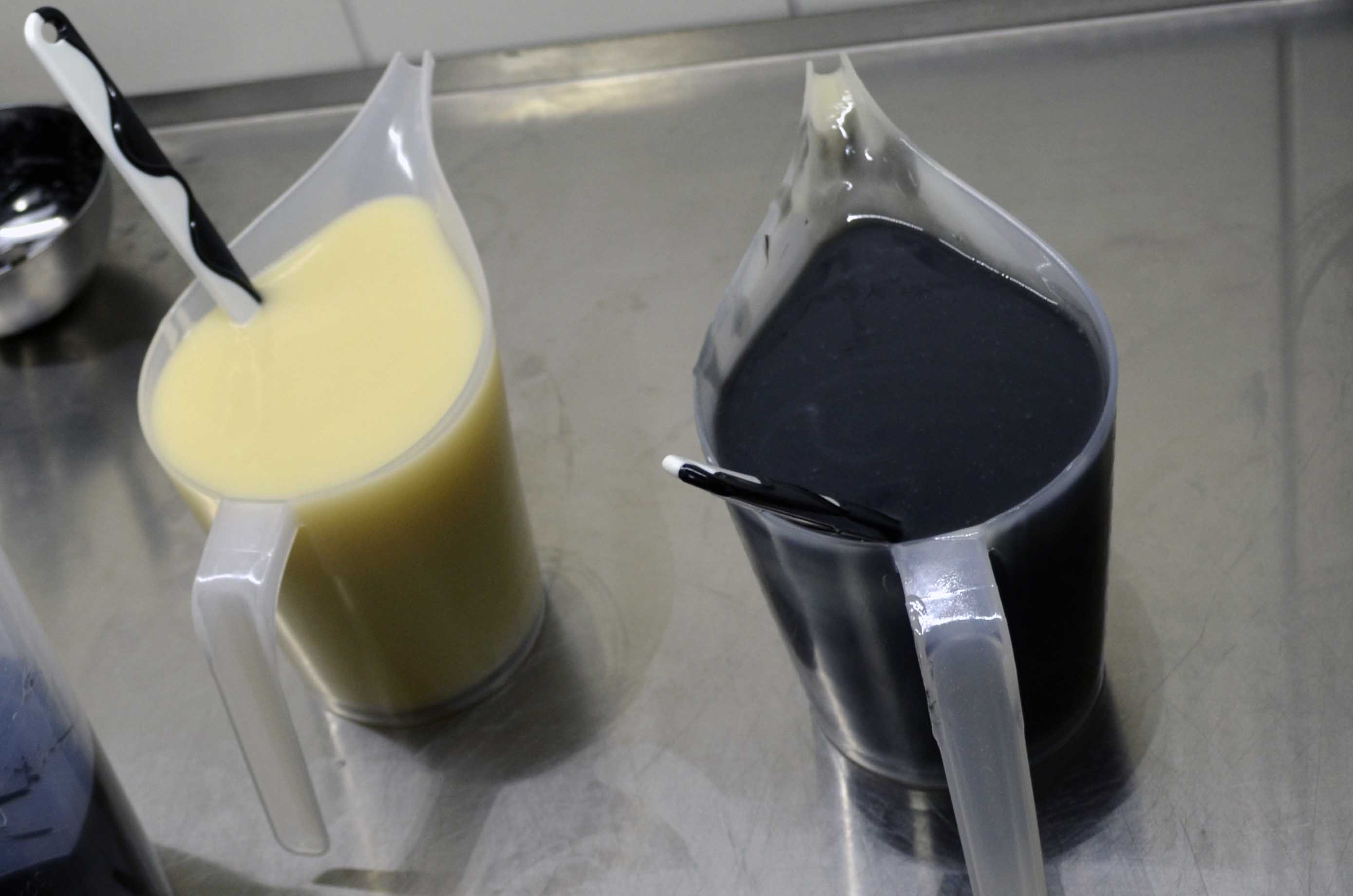 lití mýdla pleťové mýdlo s aktivním uhlím barvení hmoty Malá Mýdlařka